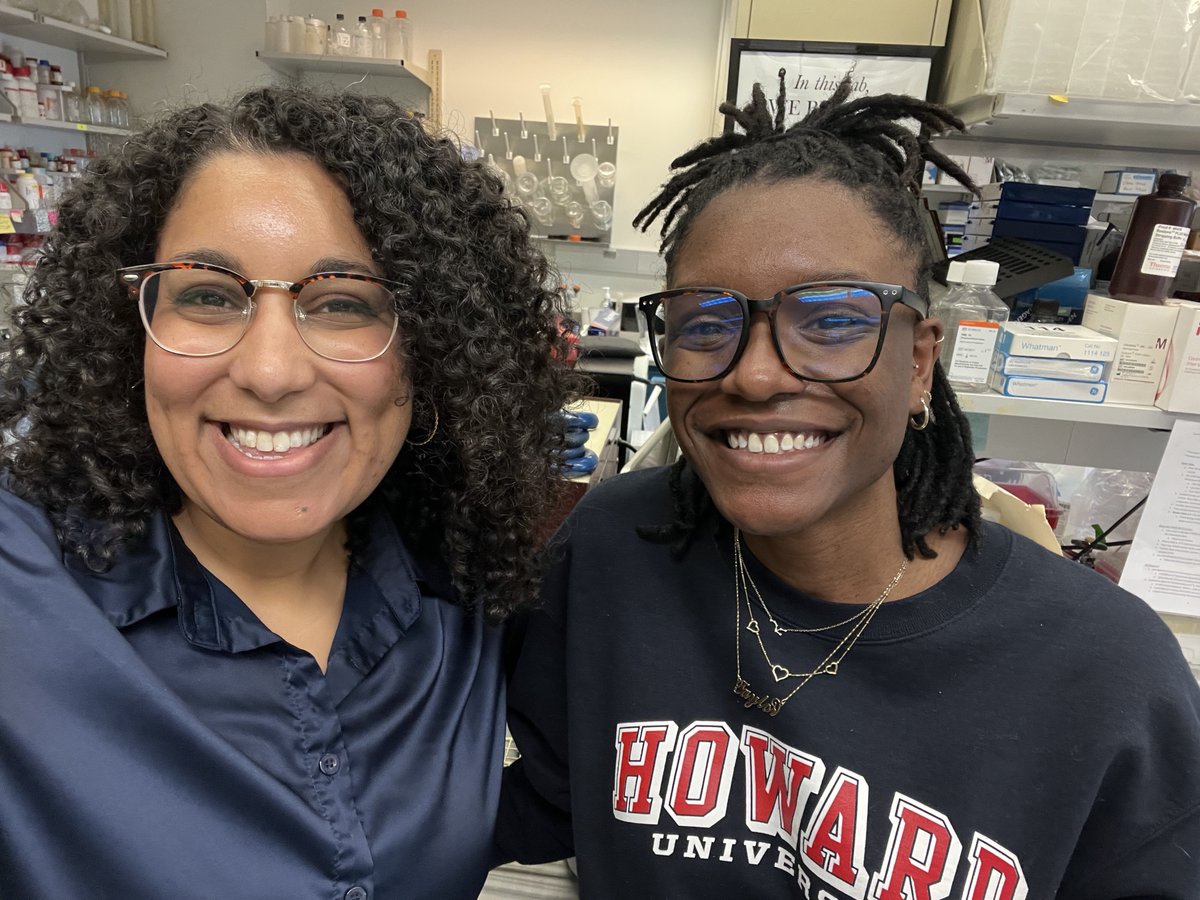 Excited to introduce Taylor Southward <a href="/taylordoesneuro/">taylor.</a> as the newest member of the Queen lab 👑🧫🧪. It's been an exciting day planning experiments, genotyping mice, chatting about goal setting for career development, and taking our first official lab selfie. 1/