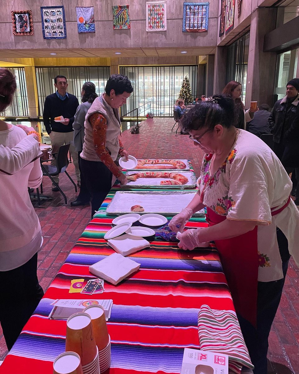 Gigi4District1's tweet photo. Huge thank you to @BostonLatinxERG for organizing the Día de los Reyes Magos (Day of the Three Kings) celebration at city hall. Loved being in community with a plate of rosca and hot chocolate. 🤴🏽 🤴🏻🤴🏿 https://t.co/lfZ0g8p37T