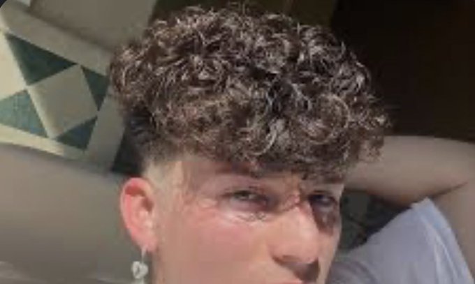 Can we please leave this hairstyle back in 2022 https://t.co/imcRh3dZwf