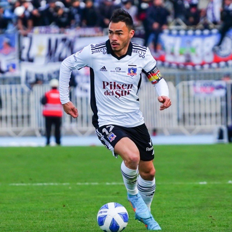 rtorres11's tweet photo. A demasiados jugadores le llaman ídolo en Colo-Colo por MUCHO MENOS. Suazo está desde los 6 años en el club, ganó títulos en todas sus categorías, fue capitán del 1er equipo jugando con coraje para no descender, luego salió nuevamente campeón con la jineta en el brazo. RESPETO✊🏻 https://t.co/nRjsgEpw0R