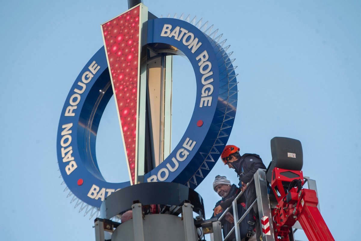 TravSprad's tweet photo. Advocate photos: East Baton Rouge city-parish maintenance crews bring down Red Stick Ball, store 1,7000 pound assembly for next New Year's Eve Revelry celebration. @theadvocatebr @batonrouge @TheCityofBR https://t.co/ujwkM74pmD https://t.co/1f3QObi8lH