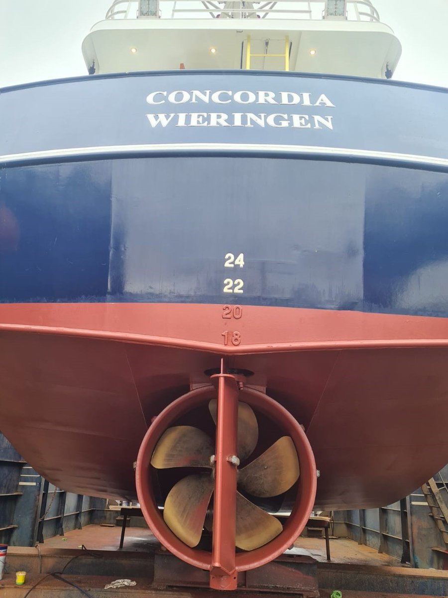 LuytGroep's tweet photo. Dokploeg laat WR-50 blinken in nieuwe #dok🌟
Garnalenkotter ‘Concordia’ van Visserijbedrijf Gebr. Bakker in dok voor #inspectie #schroef door SI, nieuw lager in hakbus, #schilderwerk, #conserveren, #antifouling &amp; #onderhoud #onderwaterschip.
#visserij #scheepswerf #LUYT #DenOever https://t.co/WJobBkaI8i