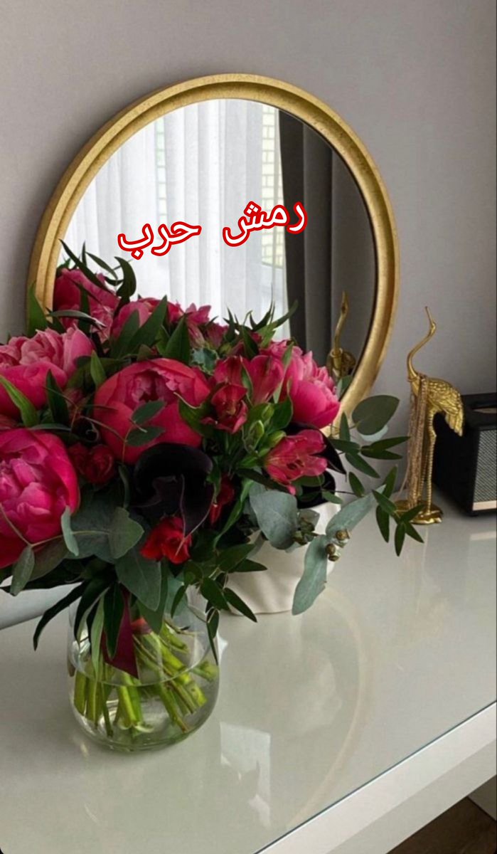 فى حياة كل إنسان ، أشياء لا يمكن أن يبوح بها الا  لعائلته، وأشياء لا يبوح بها الا للأصدقاء، وأشياء أخرى تبقى فى داخله غير قابلة للبوح، 
غير أن هذه الأشياء تحديداً هى حقيقة لشئٍ ما، وما أشقى على المرء أن يعرف الحقيقة وحده..

رمش حرب