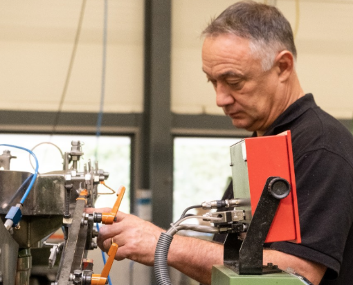 ecom_news's tweet photo. 🏭 👖 #Drome : Qui a dit que le #MadeInFrance c'était fini ? La preuve avec la marque @1083officiel qui fait désormais fabriquer ses boutons de #jeans en #France. Cocorico ! https://t.co/wJAQUlViW5 @PE_Valence #AuvergneRhoneAlpes #Romans #Industrie #Textile #Entreprises #Opcalia https://t.co/RdM6sO2Cc9