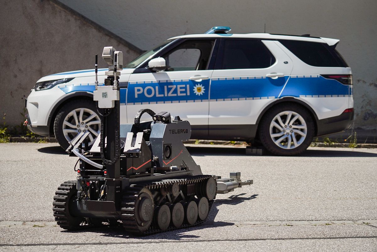 bpol_11's tweet photo. Die erste Woche im Jahr 2023 ist vorbei & das #Wochenende steht vor der Tür. Auch wenn der Jahreswechsel sehr arbeitsreich für unsere Kolleginnen & Kollegen vom #Entschärfungsdienst war, sind sie auch dieses Wochenende wieder für Euch im Einsatz.
#EntschD #D11 #WirSindSicherheit https://t.co/YUxT4rC6eT