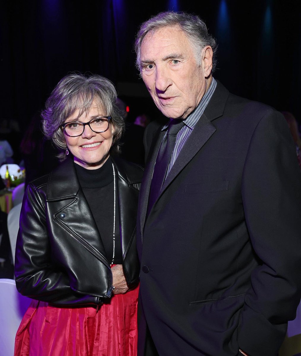 PSFilmFest's tweet photo. Inside the Film Awards: Honorees Paul Dano, Gabriel LaBelle, Michelle Yeoh, Judd Hirsh, Steven Spielberg, Keeley Karsten, and presenter Sally Field at the 2023 Palm Springs International Film Awards sponsored by @ihghotels and @etnow
📷: @gettyimages
#PSIFF23 https://t.co/ONI6JJD8lt