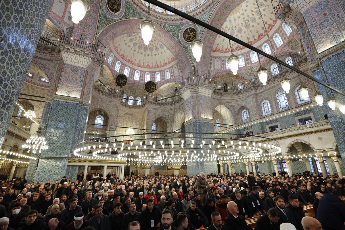 Bugün, tamamlanan restorasyon çalışmaları sonrası Eminönü’ndeki tarihî Yeni Cami'mizi yeniden ibadete açtık. Bu eşsiz eserin ihyasında emeği geçen kurumlarımızı, mimarlarımızı, sanatkârlarımızı, emekçilerimizi tebrik ediyor, kendilerine en kalbî şükranlarımı sunuyorum.