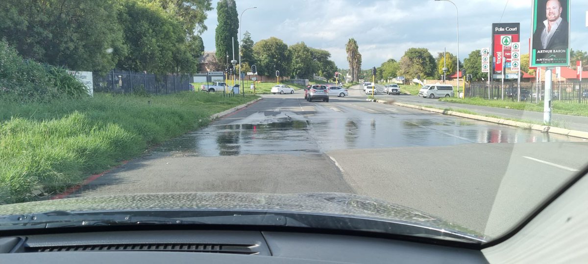 BaillieRockstar's tweet photo. @JHBWater Why the lies, no techs on-site where the problem is. No water in Welties, bypass is NOT working. Photo less than an hour ago https://t.co/ax6vUCOXnG
