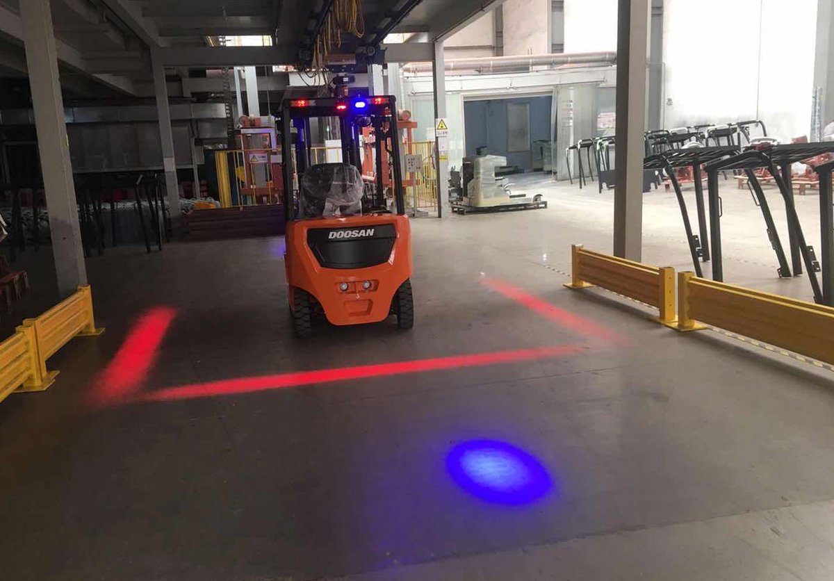 Zone lighting is optionally available on our NXE Series, which helps to prevent accidents and ensure the working environment is safer.  
Discover more: ow.ly/b5EH50MjJyj 
#doosan #doosanforklift #doosanforklifts #forklift #forklifts #materialhandling #warehouse #logistics