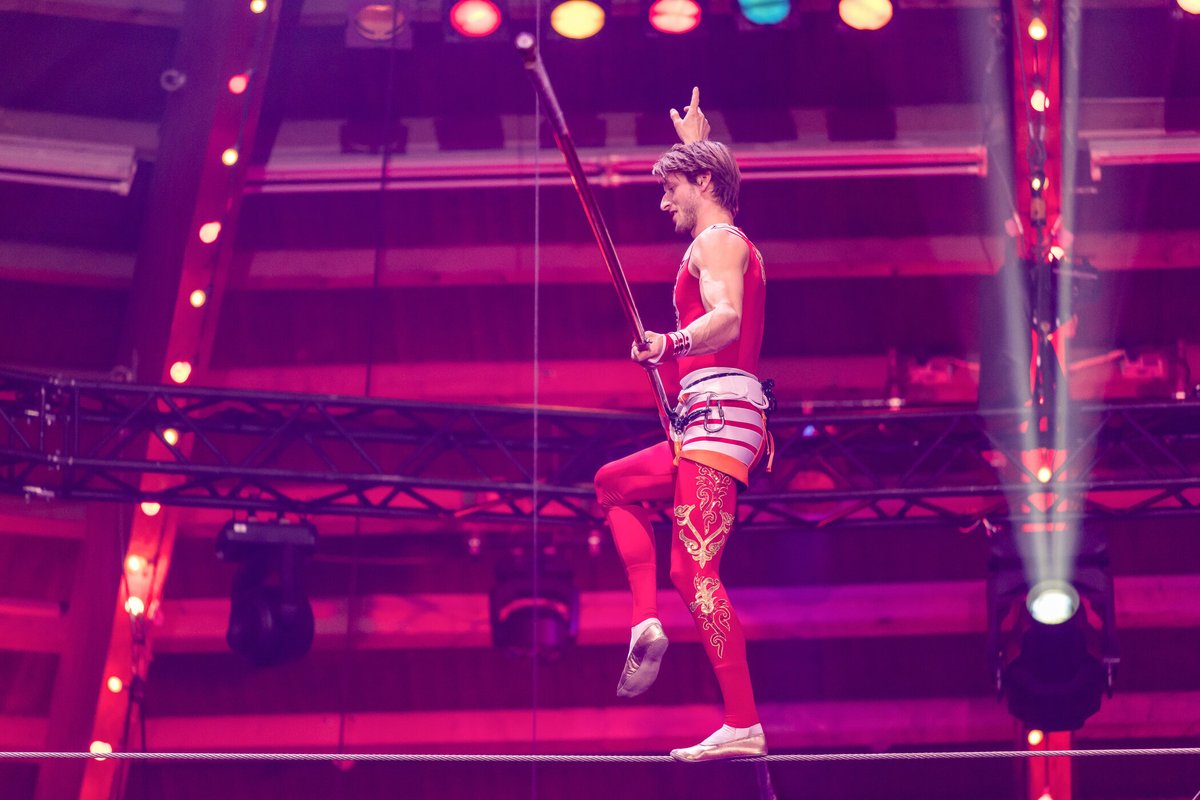 sat1's tweet photo. Ohne Höhenangst: #MoritzHans hält am Hochseil die Balance. #StarsInDerManege heute um 20:15 Uhr. Durch die Show führen @zarrellajanaina und @Joerg_Pilawa. (c) SAT.1/NadineRupp https://t.co/VRC1J3bW4s