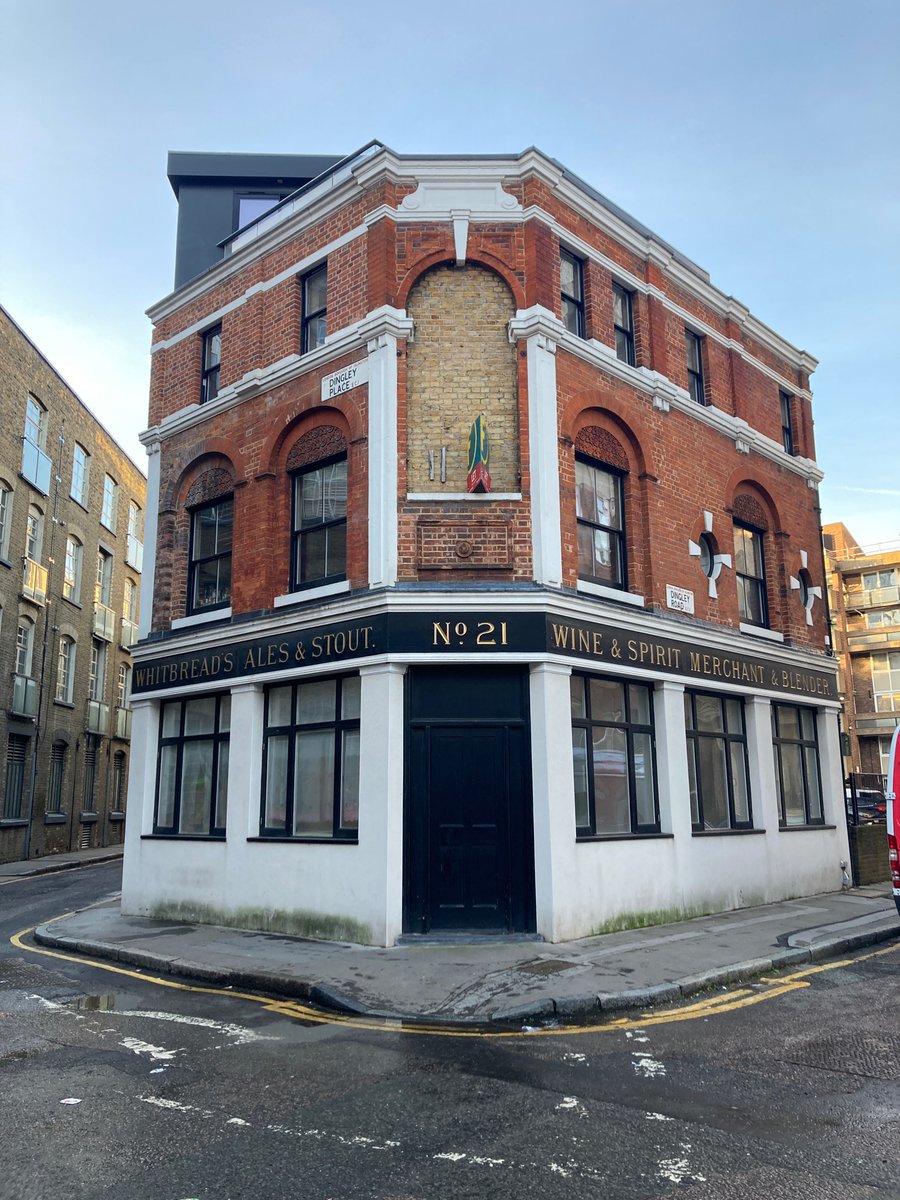 Just off the City Road, at one time the Princesse Alice but very little info. Appears to now be residential with some of the features restored after being used as a mini cab office.

#lostpubs #pubsofLondon #EC1 #CityRoad