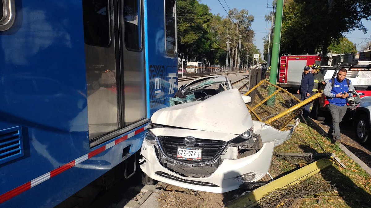 CarlosC5chavez's tweet photo. Aparatoso choque en la estación Xomali del tren ligero dónde un vehículo intentó ganarle el paso. Precaución @chavezNoticias https://t.co/Uc4lS0Ylys