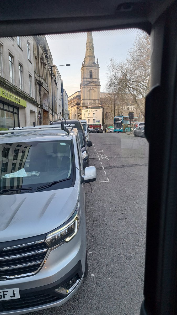 AMP_Parcels's tweet photo. @BristolCouncil @BristolDon Yes, I did that and they were very helpful as usual, but the situation is the same again today....it's dangerous. https://t.co/qnvB37JJIl
