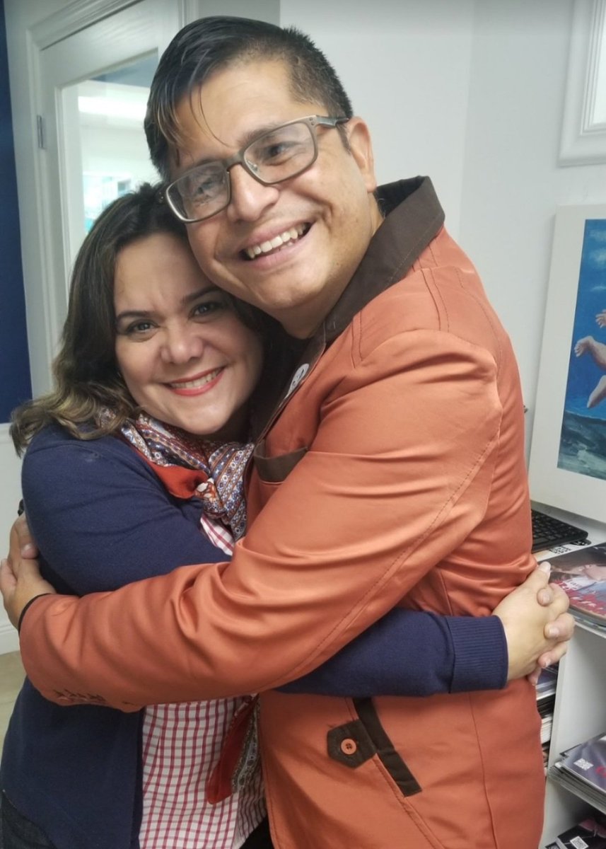 Antisociales atracaron y golpearon fuertemente a la cantante Rummy Olivo @rummyolivo cuando salía de un Centro Médico en San Bernardino en Caracas este #6ene. Le generaron fracturas en la pierna. La están  operando.Mi guerrera  que salgas excelente de la operación. Bendiciones