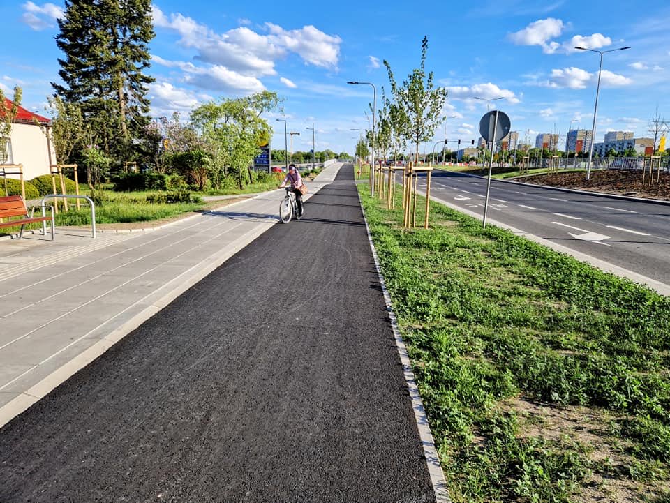 rowerowypoznan's tweet photo. Jednak najważniejszą inwestycją rowerową udostępnioną w 2022 był #RowerNaNaramowice, czyli cały układ drogowy zbudowany wraz z Tramwajem na Naramowice o dł. blisko 7,5 km. Jest to część radialnej trasy głównej R1 z #ProgramRowerowy. https://t.co/tFGUdY2q9j