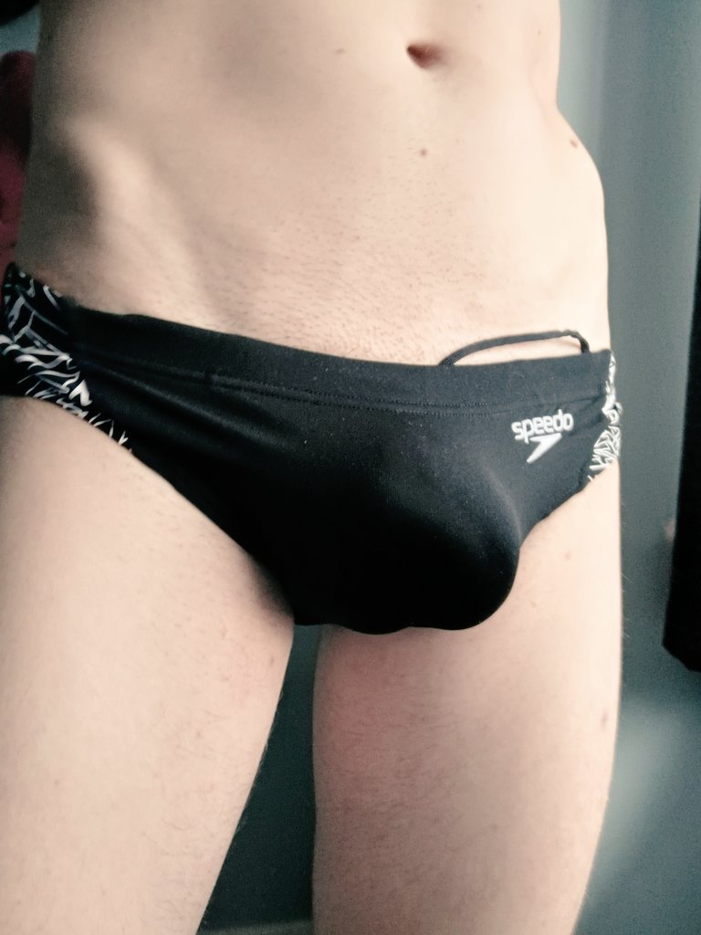 I cut the lining out of these Speedos so you can see my dick more clearly - what do you think?
(Before and after)

#speedo #bulge #twink #hung