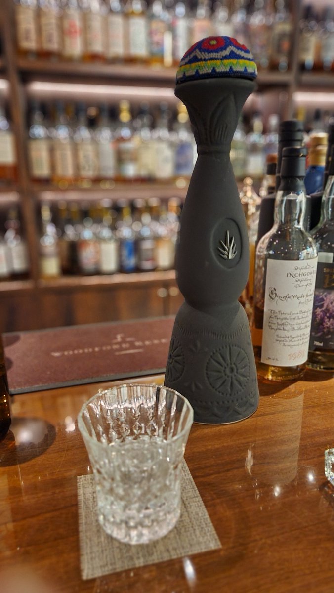 YsHIROSSYI's tweet photo. 年末はずっと満卓だったので新年のご挨拶でお邪魔🥃
このテキーラ癖あるねぇ…
#barstrength https://t.co/cJPAP9okEy