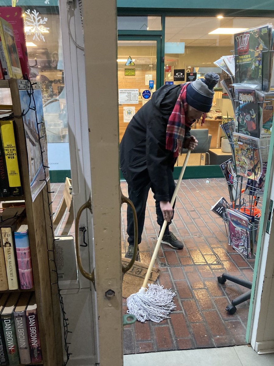 GreenHouseB00ks's tweet photo. Helping hand from Joe, a #cheadlelocal with a bit of an early #spring-clean for the #Newyear #booksforthenewyear #cheadle #indiebookshop #thingstodoincheadle #thingstodingreatermanchester https://t.co/L0dHOmtEtC