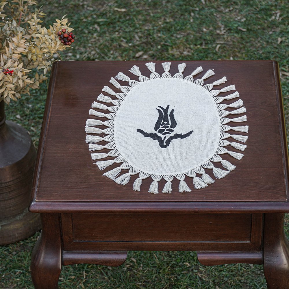 TIRNAK BAĞLI LALE DESENLİ TAŞ BASKI TEPSİ ÖRTÜSÜ (32*23)

Tamamen geleneksel yöntemlerle ve kendi motiflerimizi kullanarak modern tasarımlar yapıyoruz. 
Kastamonu taş baskı taş ile yapılan bir baskı değildir. 

🌐 kastamonudogal.com