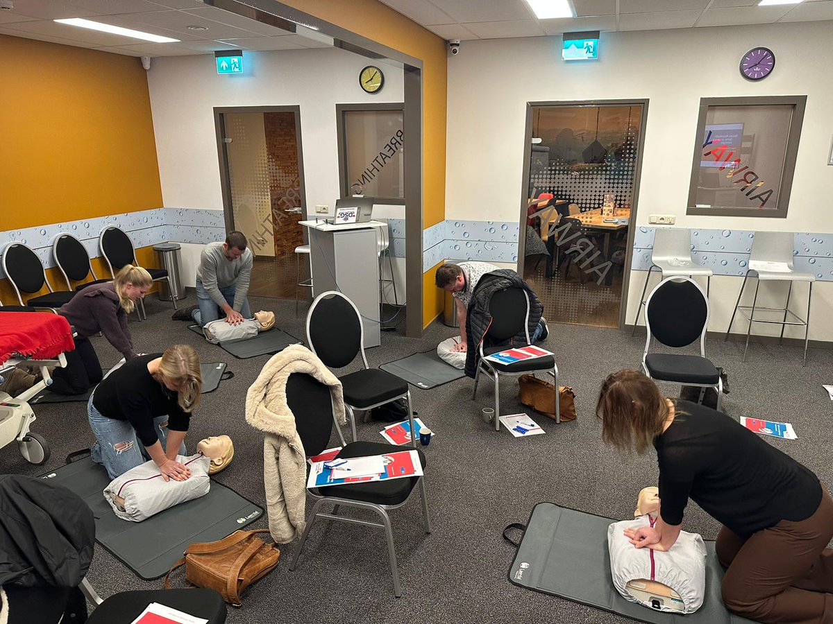 De Instructeur BLS/AED cursus zit er weer op. <a href="/DeventerZiekenh/">Deventer Ziekenhuis</a> bedankt voor jullie vertrouwen! 

Wil jij ook de Instructeur BLS/AED cursus volgen? 
Meer informatie ➡️ emschool.nl/cursus/basiscu…