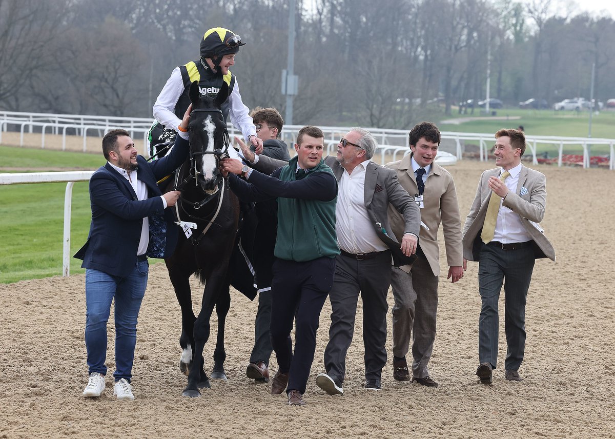 Earlofthecotswolds begins the defence of his All-Weather Championships crown in the <a href="/BetUKOfficial/">BetUK</a> Over 40,000 Live Streamed Races Conditions Stakes at <a href="/Southwell_Races/">Southwell Racecourse</a>  on Sunday for <a href="/NigelTwistonDav/">Nigel Twiston-Davies</a> <a href="/willy_twiston/">Willy Twiston-davies</a> 🏇

Read more ➡️ bit.ly/3GIBijm