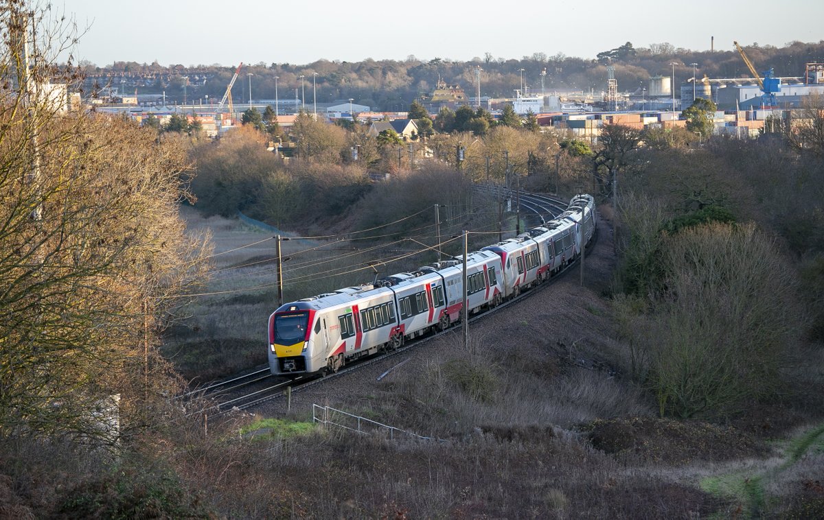 kwpartlow's tweet image. GA Class 755 No.755330 with No.755333 and No.755423 (replacing a Class 745) on Belstead Bank Ipswich on 6th January 2023 working 1P19 08:00 Norwich-Liverpool Street.#Class755 #Stadler #Flirt #Greateranglia