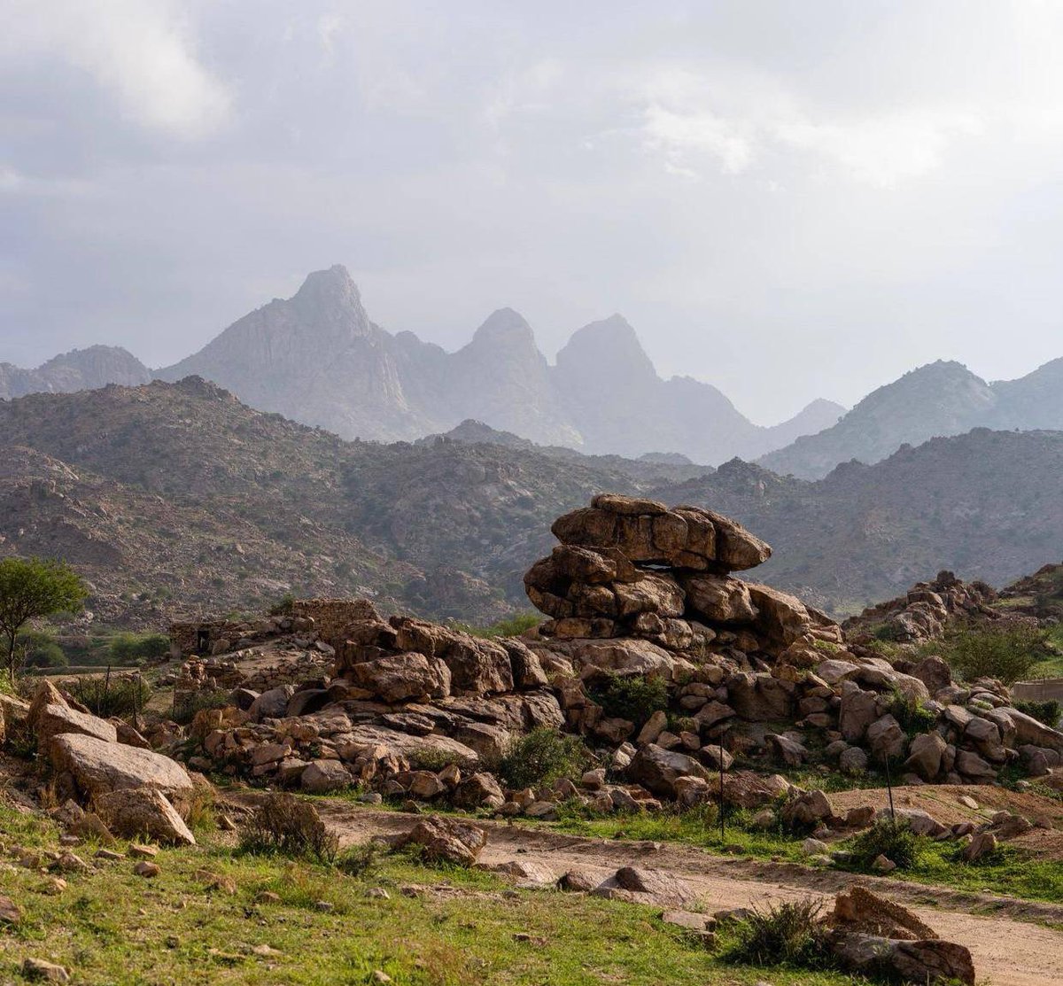 جمَّل الله مكة بجبالِها وسهولِها وأوديتِها؛ والتي تحملُ إرثًا تاريخيًّا وثقافيًّا وسياحيًّا يجعلُنا نُبرزُ للعالمِ جمالَ #مكة_المكرمة