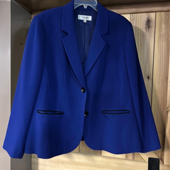 Dressyourself41's tweet photo. So good I had to share! Check out all the items I'm loving on @Poshmarkapp #poshmark #fashion #style #shopmycloset #landsend #jonesstudio: https://t.co/xhGFt6aokH https://t.co/eOk5y0j70A