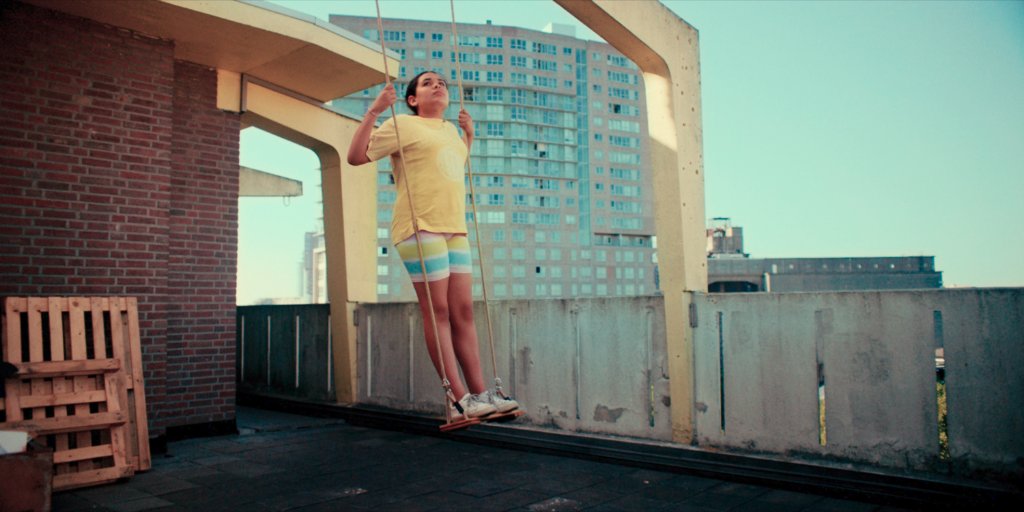 De fantasierijke Romaissa (12) uit Rotterdam heeft een moeizame relatie met haar moeder sinds haar vader is overleden. Als ze ontdekt dat een projectontwikkelaar hun flat gaat slopen, maken Romaissa en haar beste vriend een plan om de flat op te knappen.

Om 10.00 uur op <a href="/NPO3/">NPO 3</a>