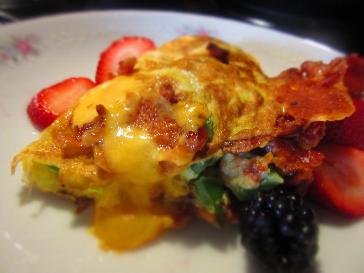 🍳🥓🧀🍓#Cheesy #Bacon, #GreenPeppers and #Onion #Omelet served on top of #Strawberries and #Blackberries