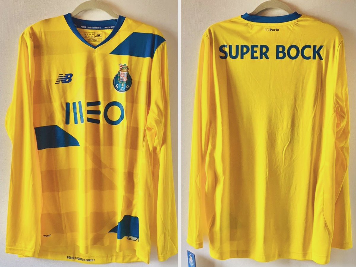 A_F_S_Official's tweet image. As we will be launching in just few weeks, we thought we’d do a #FootballShirt GIVEAWAY👊🏼

 🚨WIN this BNWT (Long Sleeves) @FCPorto 16/17 Third shirt (L)🚨

To enter:
✅ RT this tweet
✅ Follow @A_F_S_Official 

#footballshirts #footballkits #footballjerseys #football