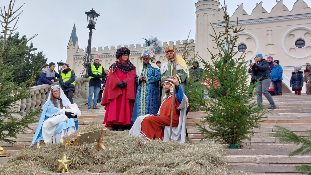 NLubelska's tweet photo. Kto spotkał Chrystusa i przyjął Go do swojego życia, wie po co żyje i dokąd zmierza - powiedział bp Adam Bab   podczas Orszaku Trzech Króli w Lublinie. Zachęcał zgromadzonych do szukania w życiu takich gwiazd, które prowadzą do prawdy, dobra i piękna, do Boga. 
@ArchLubelska https://t.co/8SIpEejxmZ