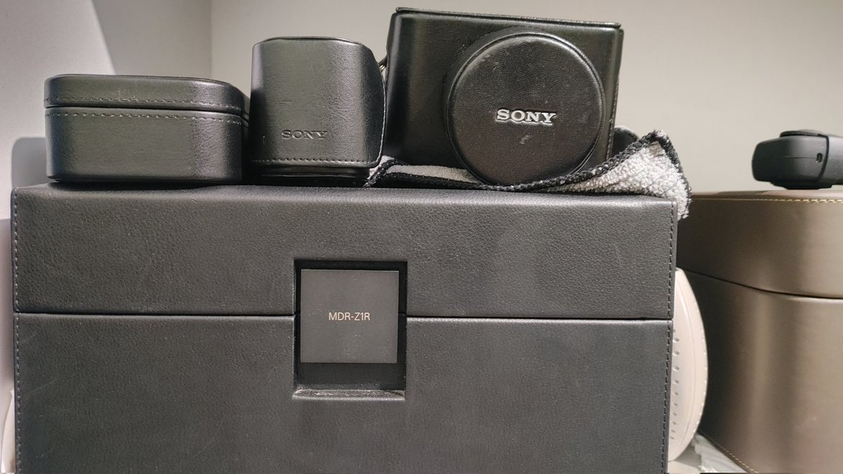 Sp12er's tweet photo. Hey @Sony with the hype #FujifilmX100V and #LeicaQ2 getting in the recent 3 years, have you got off your lazy ass and made an #RX1R III to come out this year?
And no, A7Cii doesn't count.
We need a reliable AF in this hobbyist premium pocket shooters. https://t.co/JXa2LPB7dD