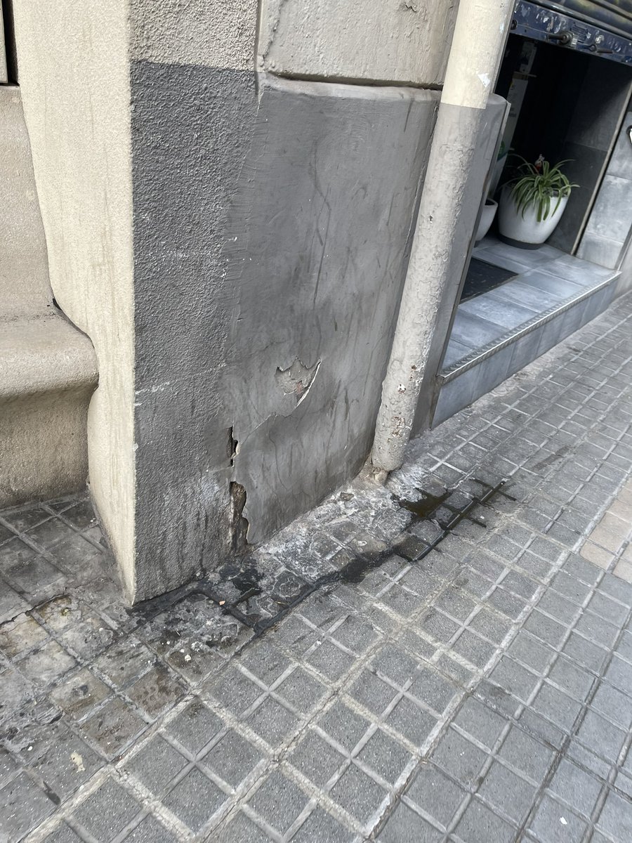 BarcelonaColada's tweet photo. Barcelona, 2 minutos de camino. Las calles sucias, llenas de orines y heces. Ver hilo

#Colau
#Barcelonasucia
#Barcelonainsegura
#inseguridadbarcelona https://t.co/Kf6ISAtYyg