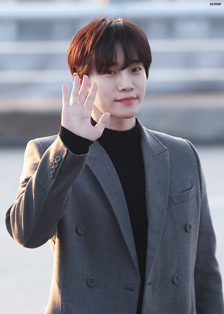 Scene_904's tweet photo. 230106 이준호 골든디스크 인천공항 출국

#이준호 #준호 #LEEJUNHO #JUNHO #2PM https://t.co/vptDwLqX6c