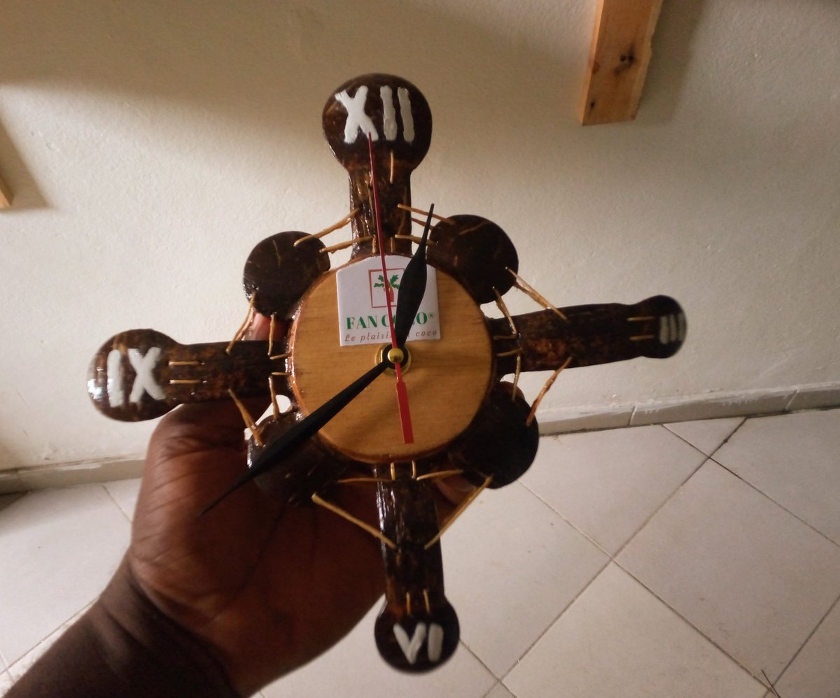 fancocobenin's tweet photo. 🔴 Horloge murale artisanale de style décoratif en coques et fibres de coco.
Made in #benin by #fancoco
#art #madeinafrica #ecologie
+22997679729 https://t.co/EO640iI9Dn