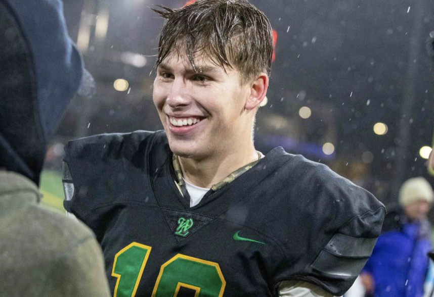 AndrewNemec's tweet photo. West Linn High School quarterback Sam Leavitt has been selected as Gatorade Oregon Player of the Year. https://t.co/pu9of3Aoqn https://t.co/CQDAqZTM2p
