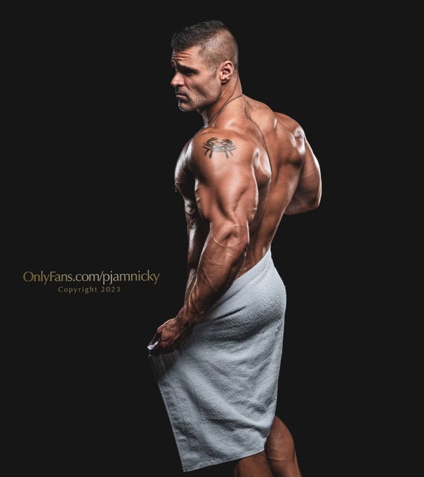 2 pic. Time for Denny to put you through his military drills. YES SIR ??♂? ? By @PaulJamnicky 
???https://t