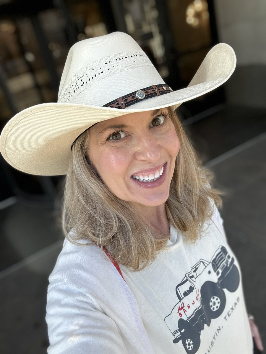 All hat AND all the cattle...
#bossbitch #texasstyle #texas #friday #FridayVibe