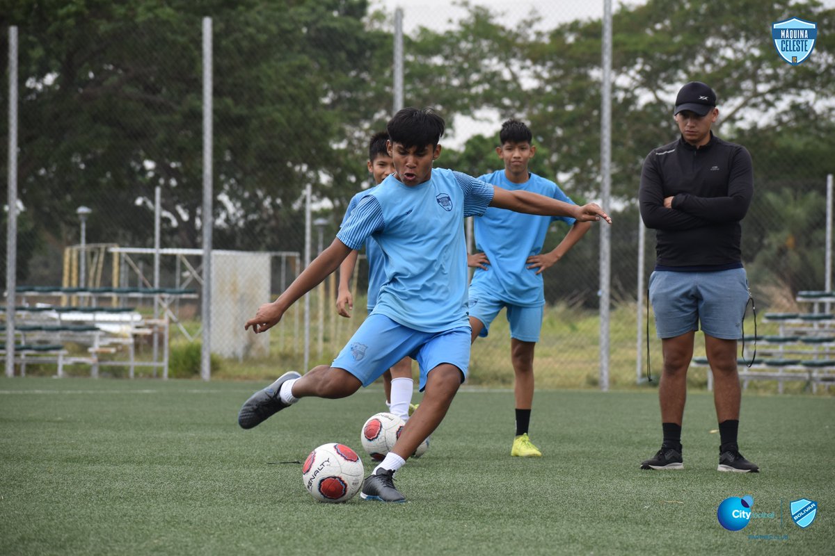 mcelestefc's tweet photo. ¡Es viernes y la Sub-13 lo sabe! ⚽️☄️🤩🧤 
#SomosLaMaquina https://t.co/c0ylyjMiA2