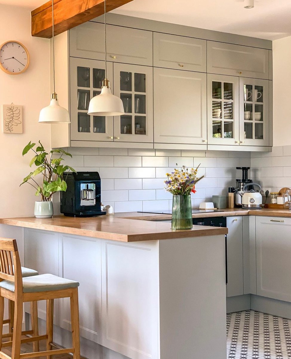 FRIDAY INSPIRATION: A beautiful kitchen always makes me so happy. ⁠What is your favorite space in a home? #kitchenisland #kitchencabinets #kitchenrenovation #kitchenpantry #kitchengoals #kitchenlighting #kitchendesign #kitcheninspiration #kitchentransformation #kitchenlover