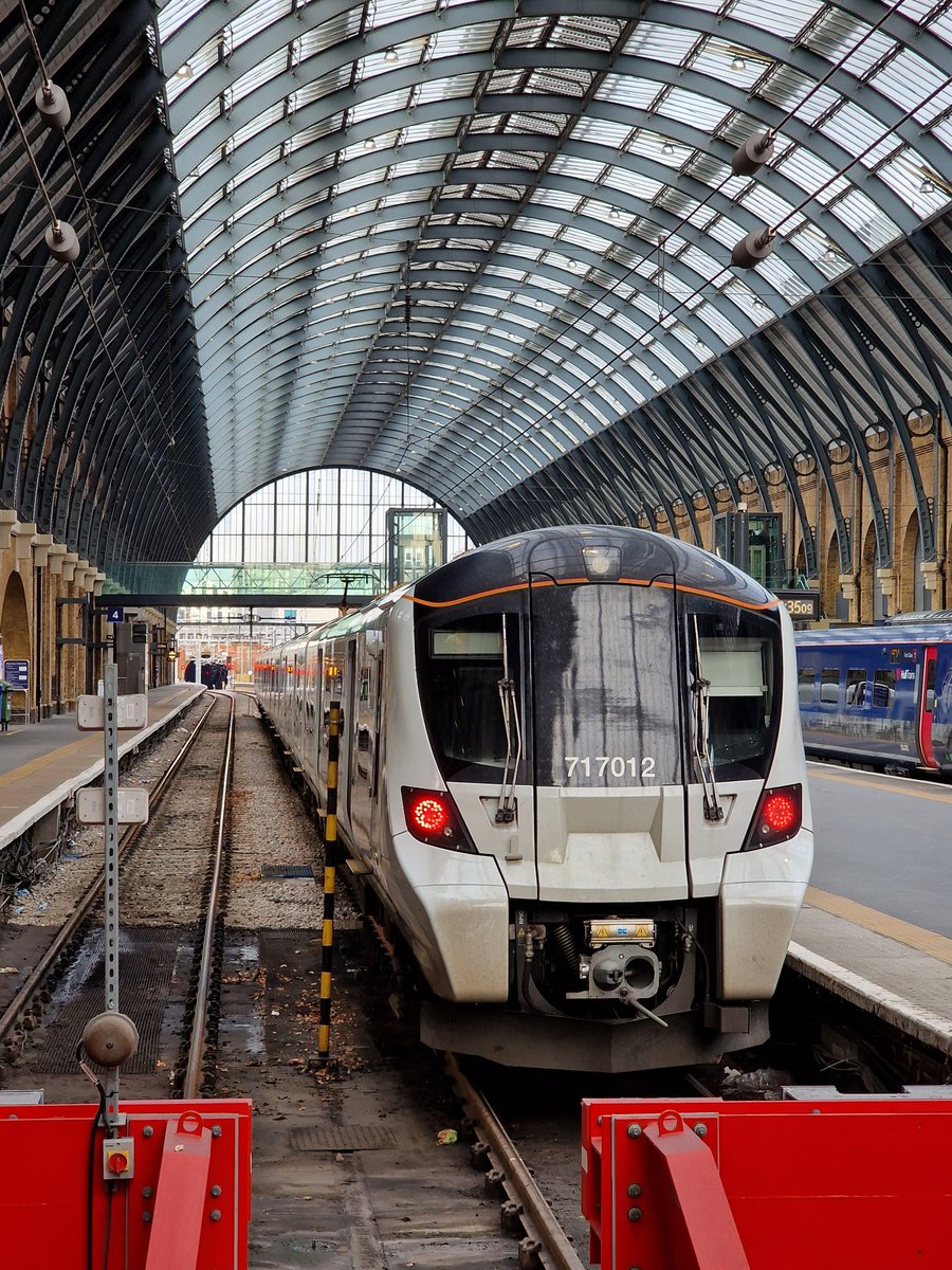 Due to industrial action this week, all the GN 'Inner' services that would usually go to Moorgate are diverted to King's Cross. 

The new order looks a bit out of place under the majestic trainshed of Kings Cross.

#ukrailscene #ukraikwaypics #class717 #GreatNorthern #kingscross