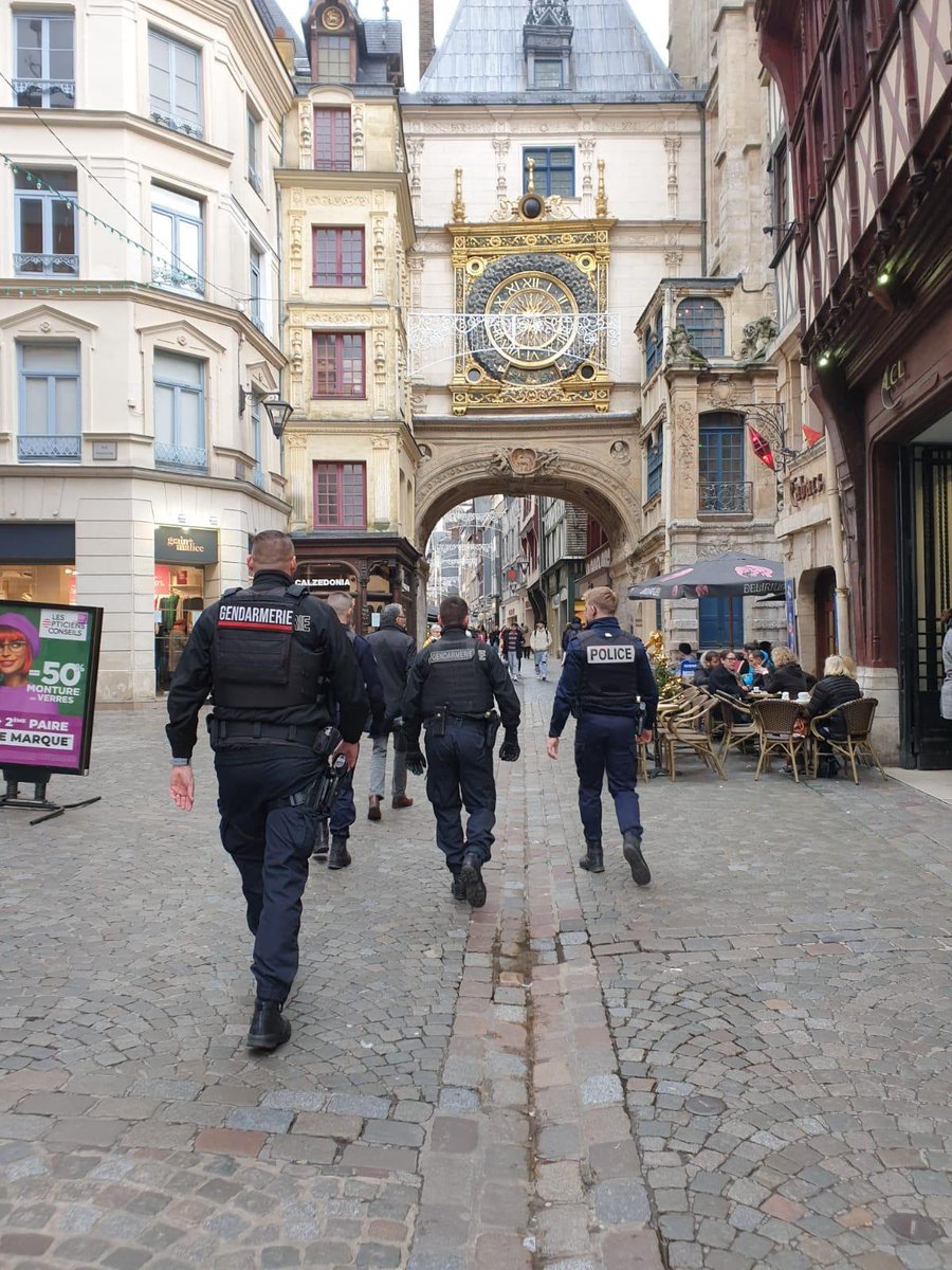 Prefet76's tweet photo. #sécuritéduquotidien

Le ministre @Interieur_Gouv a mis à disposition un escadron de gendarmerie mobile @Prefet76
Dès ce jour et pour plusieurs semaines, 12 patrouilles supplémentaires sur la @MetropoleRouenN et dans les transports. 
Policiers et gendarmes unis pour #Protéger👮‍♂️👮‍♀️ https://t.co/ITPrDi5XcA