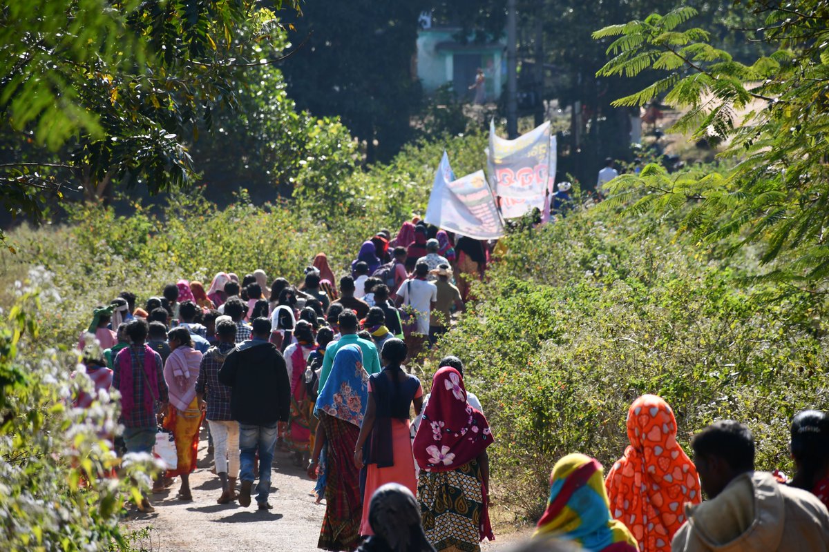 LetIndBreathe's tweet photo. For 20 years, the Adivasi, Dalit and Bahujan communities of Maliparbat, Odisha have been opposing Hindalco company’s bauxite mining activities in the region. Intimidation tactics and state violence have become synonymous with the struggle.
A 🧵
 
@dmkoraput @ospcb123 @ForestDeptt https://t.co/OEF7pos3mL