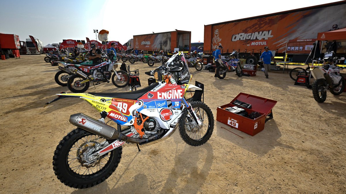 motul's tweet photo. ✨ The #OriginalByMotul camp ✨
A special place in the bivouac where teamwork and camaraderie are the keys to live the true spirit of the @dakar rally🏍️🧰⛺️🏜️

#Dakar2023 #WeAddMilesToLife
#SaudiArabia #Rally #Racing #Motorsport https://t.co/YXbGCQ8jCz