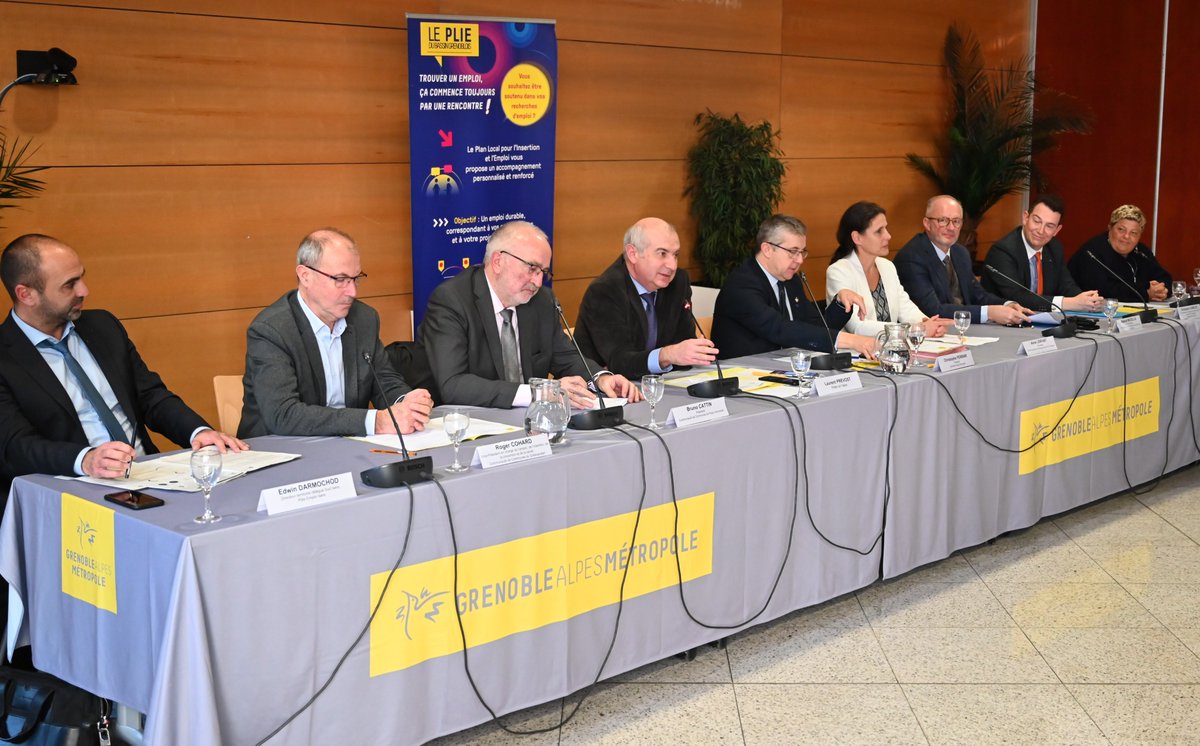 Prefet38's tweet photo. #Emploi | Laurent Prévost, @Prefet38, signe le renouvellement du Plan local pour l’insertion et l’emploi du Sud #Isère jusqu'en 2027. L’État et les collectivités s'engagent auprès des candidats les plus éloignés de l’#emploi et des #entreprises qui recrutent.
#PLIE #proximité https://t.co/Trgwb4yTV3