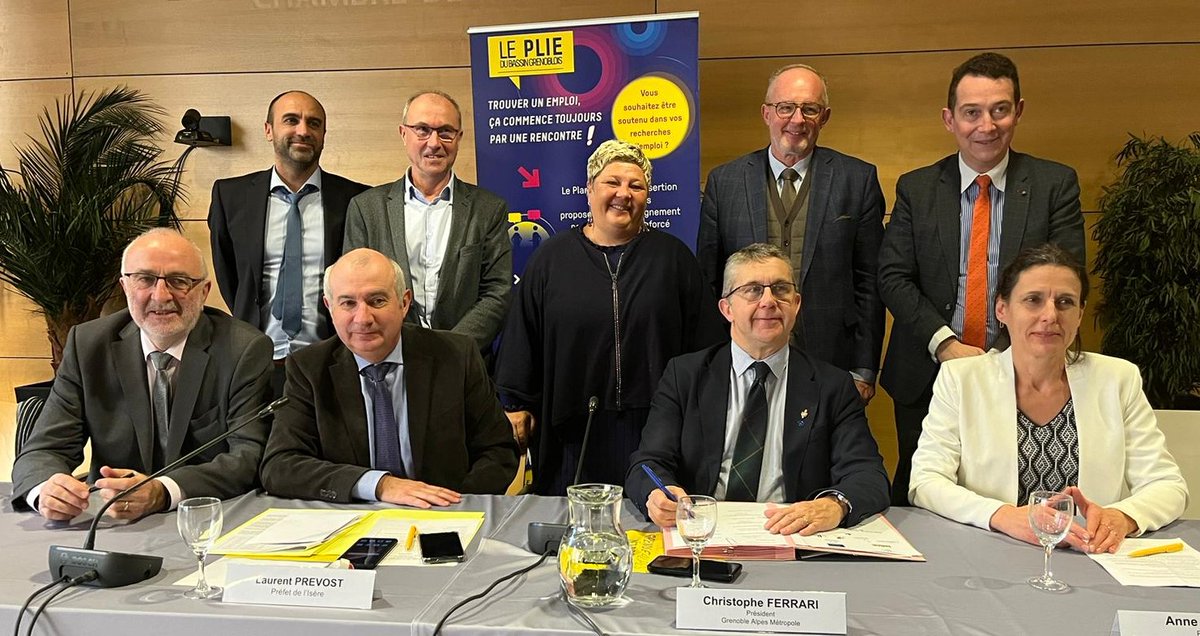 Prefet38's tweet photo. #Emploi | Laurent Prévost, @Prefet38, signe le renouvellement du Plan local pour l’insertion et l’emploi du Sud #Isère jusqu'en 2027. L’État et les collectivités s'engagent auprès des candidats les plus éloignés de l’#emploi et des #entreprises qui recrutent.
#PLIE #proximité https://t.co/Trgwb4yTV3