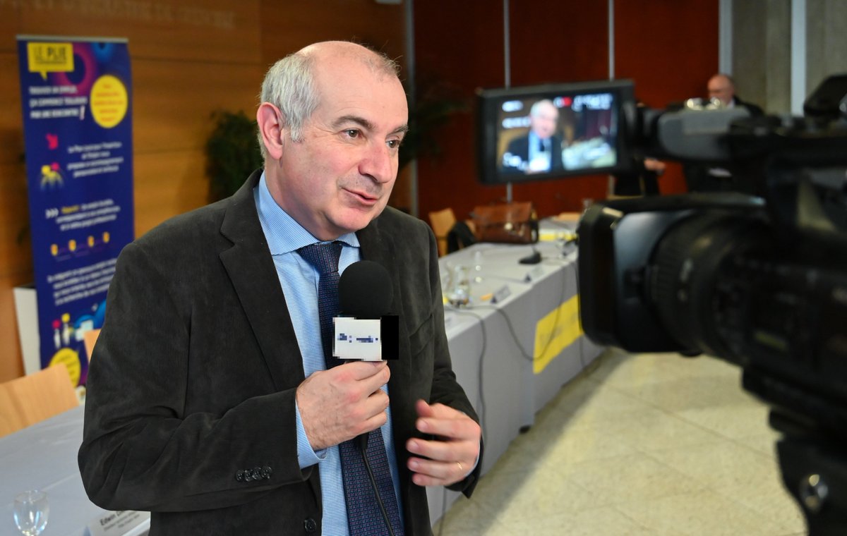 Prefet38's tweet photo. #Emploi | Laurent Prévost, @Prefet38, signe le renouvellement du Plan local pour l’insertion et l’emploi du Sud #Isère jusqu'en 2027. L’État et les collectivités s'engagent auprès des candidats les plus éloignés de l’#emploi et des #entreprises qui recrutent.
#PLIE #proximité https://t.co/Trgwb4yTV3