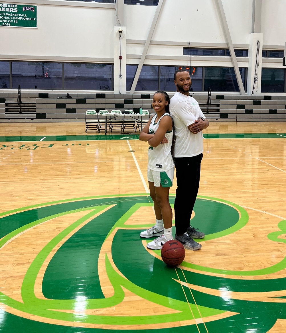 From Tampa to Chicago 2023 has been super busy!! Had a great visit with <a href="/RooseveltWBB/">Roosevelt Lakers Women’s Basketball</a> this week!! Thank you @dthhomas &amp; <a href="/GiblerClaire/">Claire Gibler</a> !! I also appreciate you for coming to my game yesterday
🏀💪🏽#11