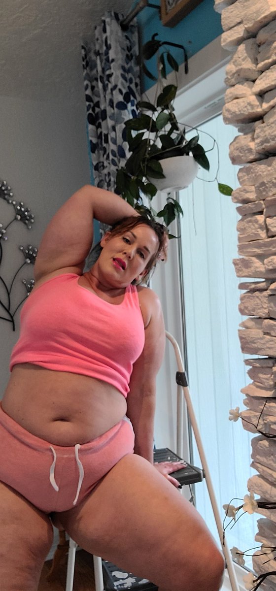 Ursula Tv on Twitter: "http://onlyfans.com/fantasymilfursula… Cum watch me clean my window"